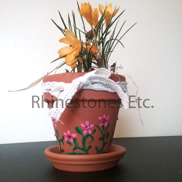 Flowerpot with rhinestones: An easy DIY Easter gift to make