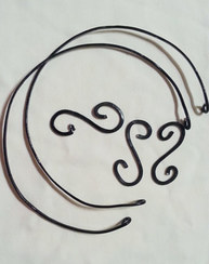 Hammered pieces of wire for choker