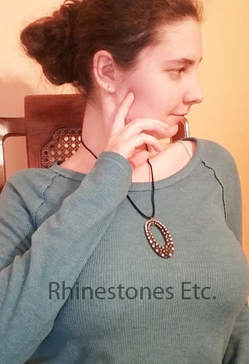 DIY jewelry: rhinestone pendant